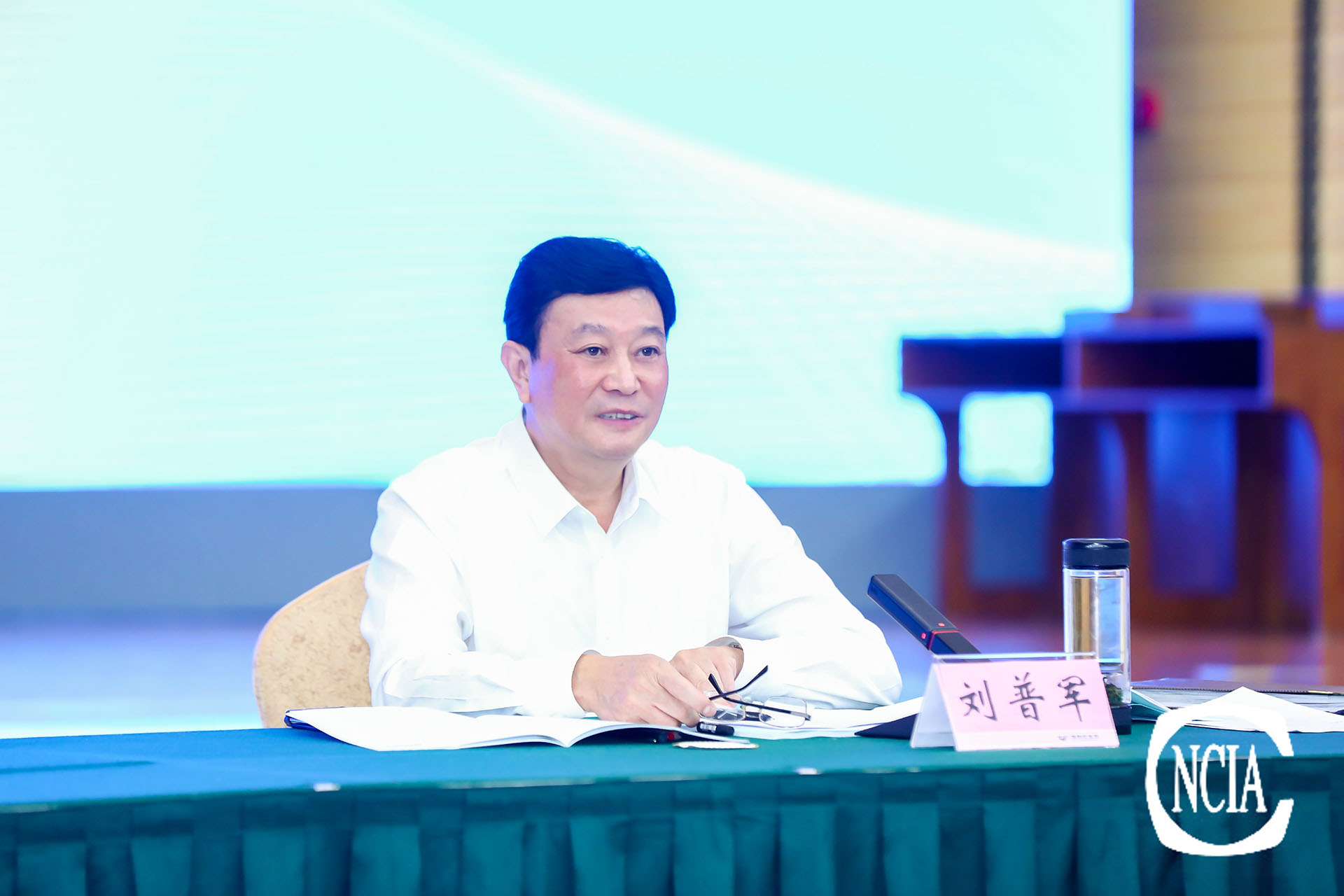 中國涂料工業(yè)協(xié)會會長劉普軍主持會議